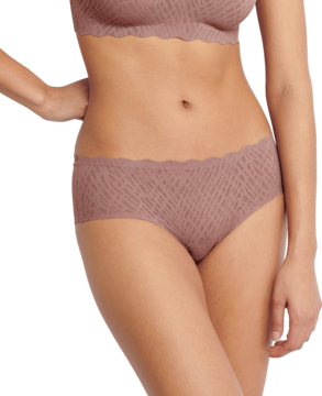 Majtki Sloggi Zero Feel Bliss na modelce, liliowo-brązowe, koronkowe, z falistymi brzegami i bezszwowym wykończeniem.