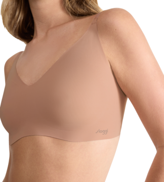 Beżowy biustonosz braletka Sloggi Zero Microfibre 2.0 na modelce, gładki, bezszwowy, z miękkiej mikrofibry.