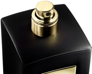 Zbliżenie na złoty atomizer czarnego flakonu perfum Giorgio Armani, z matowym wykończeniem.