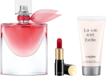 Zestaw Lancome: La Vie Est Belle Intensement (różowa EDP), czerwona pomadka Absolu Rouge i beżowy balsam, widok z przodu na ciemnym tle.