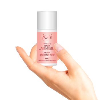 Joni, naturalne serum nawilżające do okolic intymnych, w białej butelce z różowym logo, trzymane w dłoni.