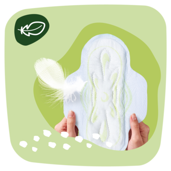 Ręce trzymają podpaskę Naturella Classic Normal ze skrzydełkami, białą z zielonym wzorem, obok piórko. Miękkość i ochrona.