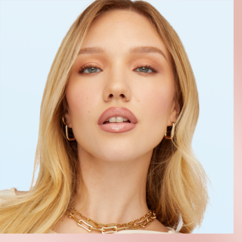 Kobieta z blond włosami, naturalnym makijażem i ustami podkreślonymi konturówką Maybelline Lifter Liner 007 Big Lift.