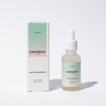 Butelka i białe pudełko kojącego serum EVERYBODY LONDON Cica & Rhodiola na białym tle.
