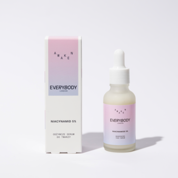 Serum Awaken Niacinamide 5% w przezroczystej butelce z kroplomierzem obok białego pudełka, widok z przodu.