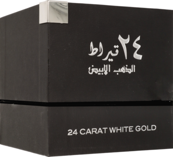 Czarne pudełko Lattafa 24 Carat White Gold z chromowanym rogiem i napisami, widok pod lekkim kątem.