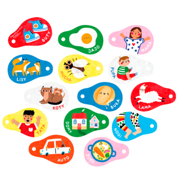 Książeczka edukacyjna Moje pierwsze słowa. Wiele kolorowych kart z ilustracjami przedmiotów i zwierząt, widoczne napisy.