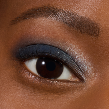 Ciemne oko z niebieskim smoky eye, cień Essence Soft Touch Duo Icy Girl, matowo-błyszczące wykończenie.