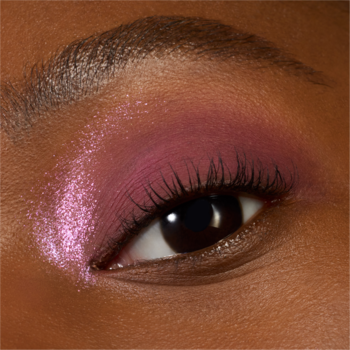 Zbliżenie oka z matowym i błyszczącym cieniem Essence Soft Touch Duo Berry Crush w odcieniach różu.