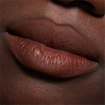 Zbliżenie ust z Catrice Plumping Lip Liner 170 Chocolate Lover, satynowy matowy odcień czekoladowego brązu.