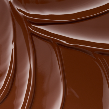 Zbliżenie na ciemnobrązowy, falujący, błyszczący płyn, inspirację dla odcienia Coffee Date matowej pomadki Catrice.