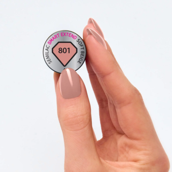 Dłoń trzyma okrągły wzornik lakieru hybrydowego Semilac Smart Extend 801 Soft Beige nad beżowym paznokciem.