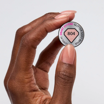 Semilac Smart Extend 804, beżowy lakier w metalowej nakrętce z numerem i napisem glitter soft beige, trzymany w dłoni.