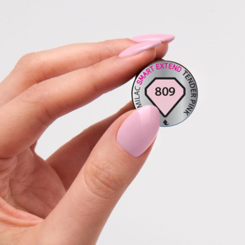 Dłoń trzyma wzornik Semilac Smart Extend, lakier hybrydowy 809 Tender Pink, z pasującymi różowymi paznokciami.