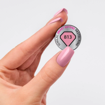 Semilac Smart Extend 813 Pastel Pink metalowy próbnik koloru, trzymany w dłoni z paznokciami pomalowanymi na różowo.