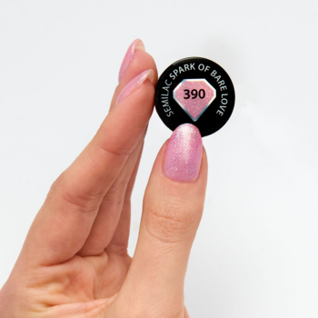 Zbliżenie dłoni trzymającej czarną etykietę Semilac 390 Spark of Bare Love, brokatowy lakier hybrydowy.