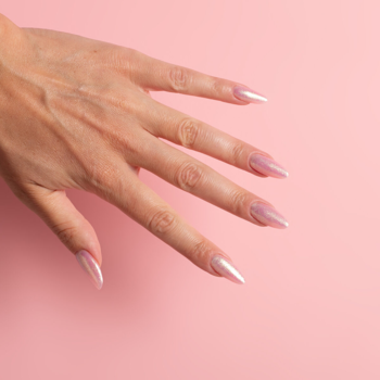 Ręka z długimi, szpiczastymi paznokciami Semilac z efektem syrenki, intensywnie błyszczącymi, na różowym tle.