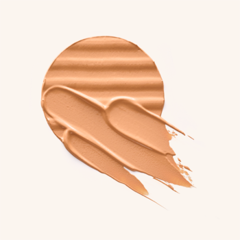 Zbliżenie na kremowy swatch rozjaśniającego korektora Catrice Under Eye Brightener 020 Warm Nude.