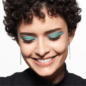 Uśmiechnięta modelka z kręconymi włosami i turkusowym makijażem oczu, promująca żel do brwi Super Glue 030 Deep Brown.