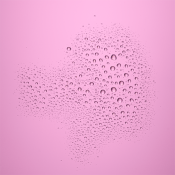 Catrice Shake Fix Glow Spray: Zbliżenie na lśniące krople sprayu na różowym tle, symbolizujące nawilżenie i blask.