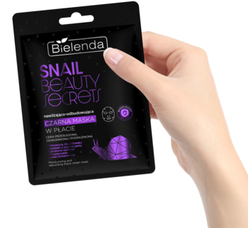 Czarne opakowanie maski Bielenda Snail Beauty Secrets z fioletowym ślimakiem, trzymane w dłoni.