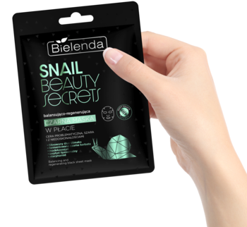 Bielenda Snail Beauty Secrets czarna maska regenerująca w płachcie, z śluzem ślimaka, trzymana w dłoni.
