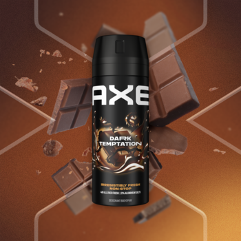 Axe Dark Temptation dezodorant w sprayu, czarna puszka z czekoladowym wzorem, tło z kawałkami ciemnej czekolady, widok z przodu.