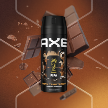 Czarny dezodorant męski Axe Dark Temptation FIFA, w sprayu, na tle czekoladowych tabliczek.
