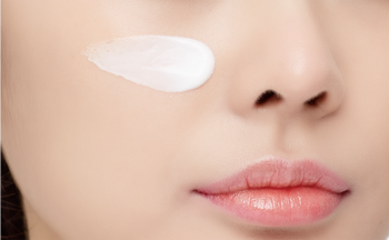 Biały żel A'Pieu Pure Block Aqua Sun Gel SPF 50 na policzku, pokazujący lekką konsystencję.