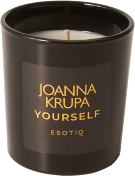 Czarna cylindryczna świeca sojowa Esotiq Joanna Krupa Yourself ze złotym napisem, widok pod kątem.