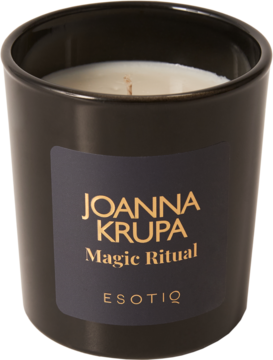 Czarna świeca sojowa Joanna Krupa Magic Ritual z białym woskiem i złotym napisem, widok z przodu.