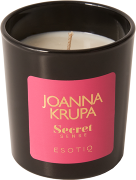 Naturalna świeca sojowa Joanna Krupa Secret Sense w czarnym słoiku, różowa etykieta, widok z przodu.