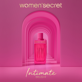 Centralnie ustawiony, intensywnie różowy flakon perfum Women'secret Intimate Delight w różowym tunelu z łukami.