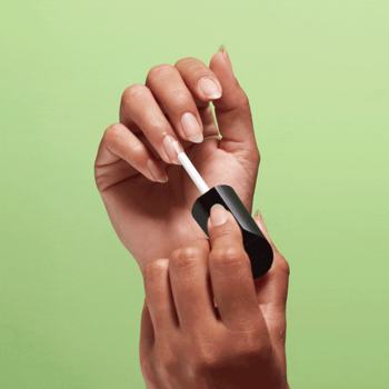 Wzmacniające serum do paznokci OPI Repair Mode aplikowane pędzelkiem na naturalne paznokcie dłoni, zielone tło.