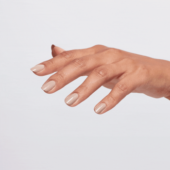 OPI Nail Envy Color Strengthener w cielistym odcieniu Double Nude-y na paznokciach dłoni na białym tle.