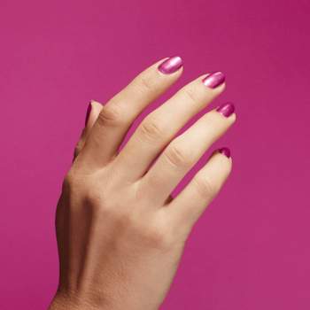 Wzmacniająca odżywka OPI Nail Envy Magenta Pink na paznokciach dłoni na różowym tle, widok z góry.