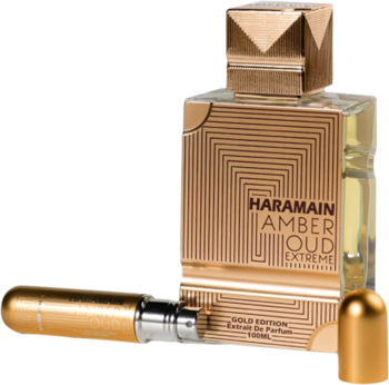 Złote perfumy Haromain Amber Oud Extreme w wzorzystej butelce i leżący obok złoty atomizer podróżny.