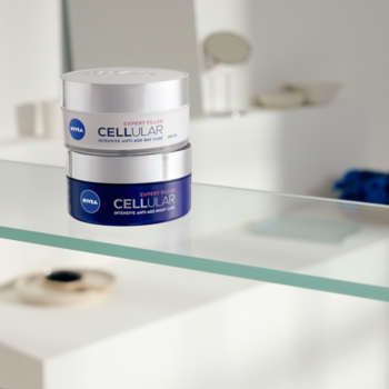 Zestaw NIVEA HYALURON CELLULAR FILLER kremy: biały na dzień, niebieski na noc, na szklanej półce. Widok z przodu.