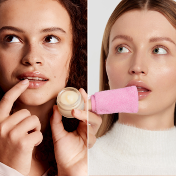 GLOV Lip Regeneration Duo: dwie kobiety, jedna z balsamem Lip Harmony, druga z różową rękawicą Scrubex, pielęgnują usta.