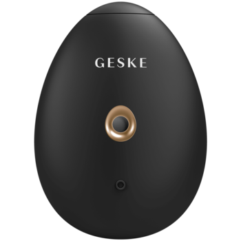 Czarny, matowy nawilżacz do twarzy GESKE 4w1, owalny, ze złotym napisem i pierścieniem, widok z przodu.