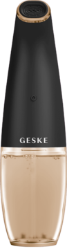 Urządzenie Geske Aqua-Stream Face Cleanser 8w1, czarno-złote, z widoczną cieczą w przezroczystej podstawie, pionowy widok.