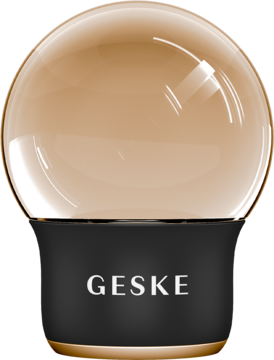 Geske Masażer Cool & Warm 7w1: lśniąca, beżowa kula na matowej czarnej podstawie z logo, widok z przodu.
