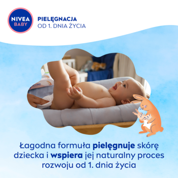 NIVEA BABY Pielęgnacja: niemowlę w pieluszce w szarym foteliku z dorosłą dłonią. Delikatna formuła od 1. dnia życia.