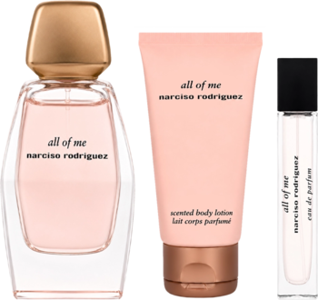 Zestaw Narciso Rodriguez All Of Me: woda perfumowana 90ml, balsam 50ml, perfumy 10ml, na czarnym tle.