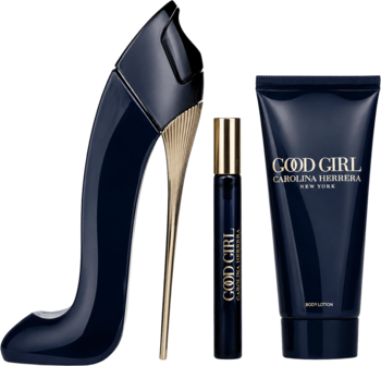 Zestaw Carolina Herrera Good Girl: granatowy flakon perfum szpilka, miniatura i balsam do ciała na czarnym tle.