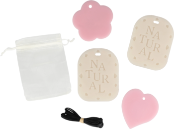 Zestaw: dwa różowe woski w kształcie serca i kwiatka, dwa beżowe tagi NATURAL, przezroczysta torebka i czarna gumka.