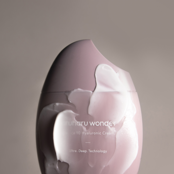 Haruharu wonder Black Rice Hyaluronic Cream w fioletowym słoiczku z białymi smugami, ujęcie z przodu pod kątem.