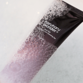 Haruharu Wonder Black Rice Soft Cleansing Gel, tubka z bąbelkami i różowym gradientem, zbliżenie, lekko pod kątem.
