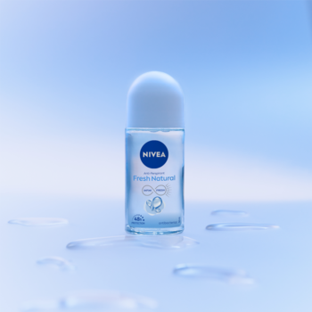 NIVEA Fresh Natural roll-on antyperspirant 50ml, przezroczysta butelka na jasnoniebieskim tle z kroplami wody.