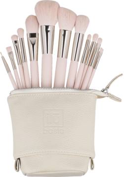 Zestaw pędzli Ilū Basic: różowe włosie i drewniane rączki, srebrne skuwki, w beżowym etui z logo. Widok z przodu.